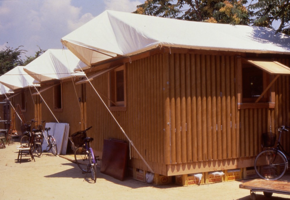 Case costruite con confezioni per imballaggio della birra legate tra loro con sacchi di sabbia.
1994, Kobe, Giappone.
Shigeru Ban.