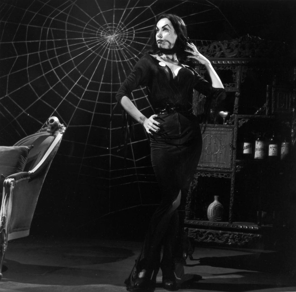 Maila Nurmi travestita da Vampira - Neomag.