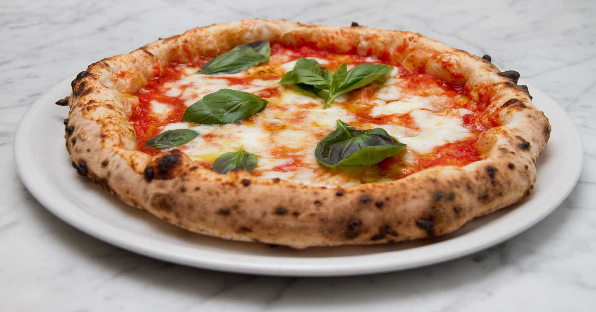 mangiare la pizza a Napoli - neomag.